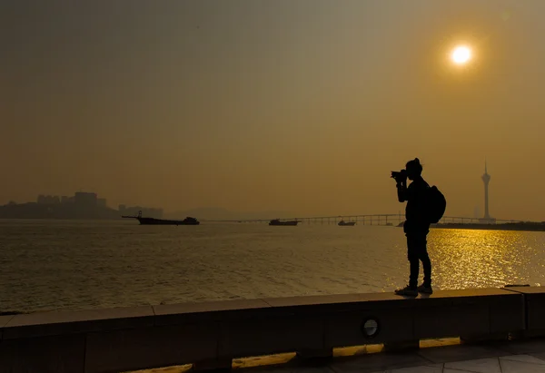 Silueta fotografa s jeho zařízením v Macau — Stock fotografie