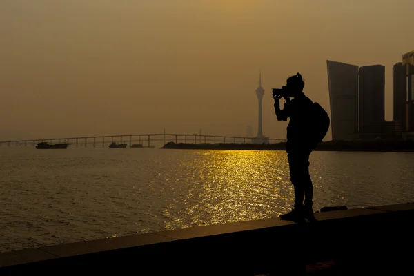 Silhueta do fotógrafo com o seu equipamento em Macau — Fotografia de Stock