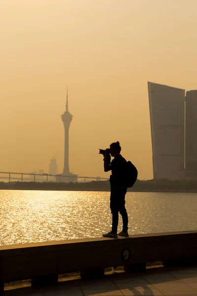 Silhueta do fotógrafo com o seu equipamento em Macau — Fotografia de Stock