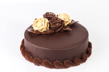 Üstüne krem gül dekorasyonu ile çikolatalı kek