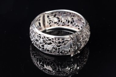 Siyah arka plan üzerine eski el yapımı gümüş bilezik