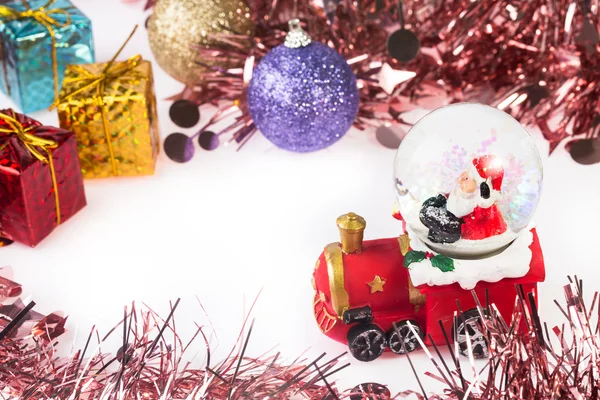 圣诞老人在圣诞节背景上的雪水晶球 — 图库照片