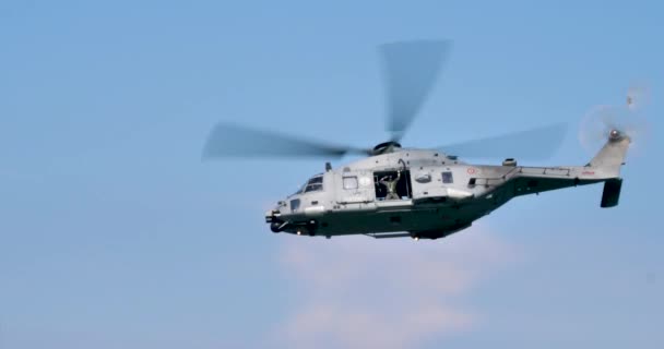 İtalyan donanmasının modern gri askeri helikopteri yüksek hızlı geçiş yapıyor. — Stok video