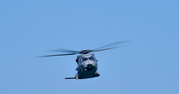 Современный серый военный вертолет останавливается в полете и делает приветственный поклон — стоковое видео