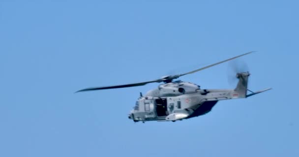 从后面看直升机在空中飞行. — 图库视频影像