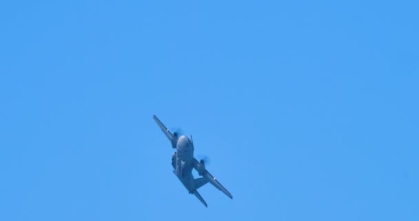 Неймовірний військово-транспортний літак C-27J виконує Barrel Roll Aerobatic Manouver — стокове відео