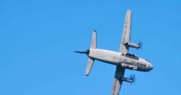 Aerobatik manevra yapan bir askeri nakliye uçağının yakın çekimi. — Stok video