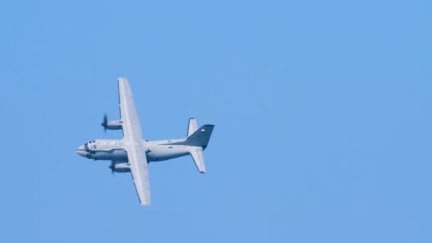 Έλικα στρατιωτικό αεροπλάνο μεταφοράς γκρο πλαν, ενώ κάνει μια αριστερή στροφή. — Αρχείο Βίντεο