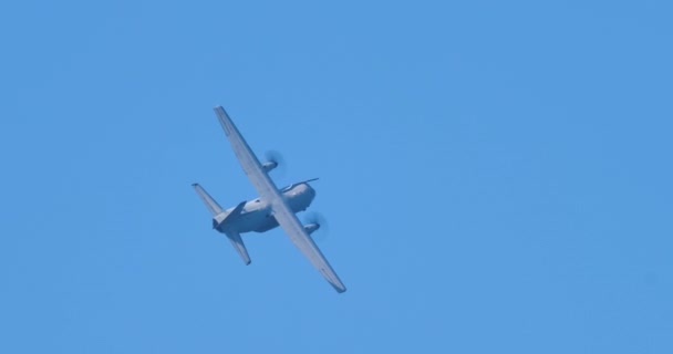 Két propeller katonai légi emelő 180 fokkal jobbra fordul a kék égen. — Stock videók