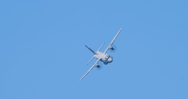 C-27J Sparta askeri nakliye uçağı bir varil yuvarlama manevrası yapıyor. — Stok video
