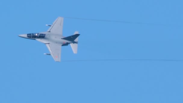 Military Aircraft esegue un roll, primo piano. — Video Stock