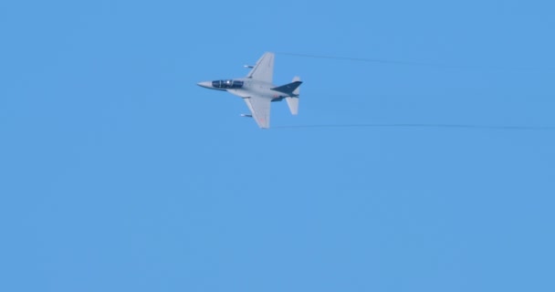 Військовий літак "Джет Грей" здійснює політ на блакитному небі — стокове відео