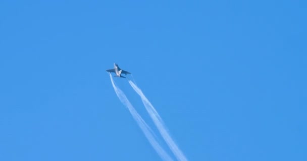 Μαχητικά αεροσκάφη με δύο λευκά ίχνη κάνουν μισό κυβικό οκτώ σε ένα μπλε ουρανό — Αρχείο Βίντεο