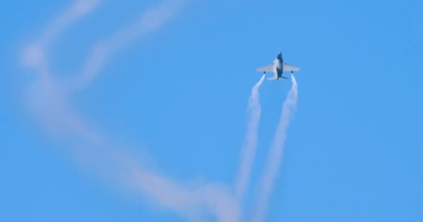 Moderní vojenské tryskové letadlo provádí aerobatické manévry na dokonale modré obloze — Stock video