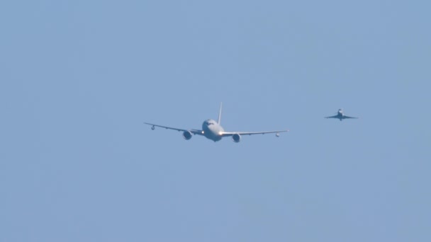 Заправка воздуха и воздуха. Воздушный танкер Boeing KC-767 в полете с истребителем — стоковое видео