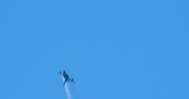 Mavi Gökyüzünde Beyaz İzli Savaş Uçağı