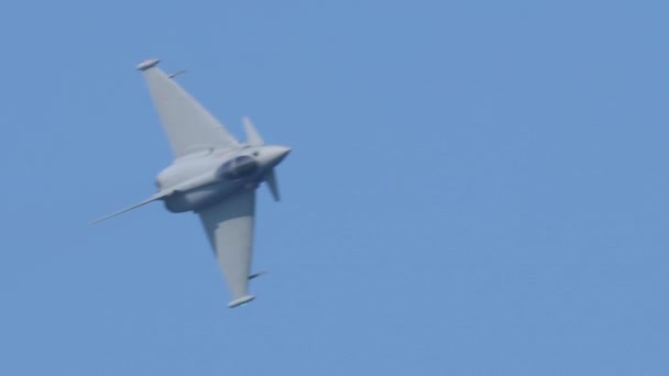 Gros plan d'un chasseur Eurofighter Typhoon dans un virage Schneider négatif — Video