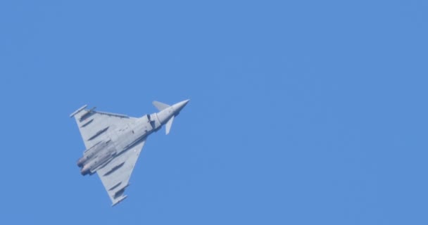 Moderno aereo da caccia Eurofighter Typhoon da combattimento da vicino facendo un rotolo — Video Stock