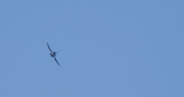 Nowoczesne samoloty bojowe z niską prędkością przelatują blisko — Wideo stockowe