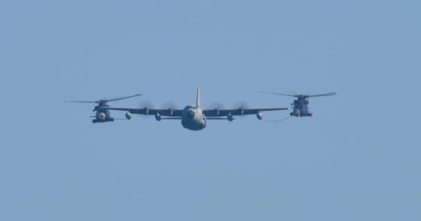 Lockheed C-130 Hercules rifornimento aereo due elicotteri AgustaWestland AW101 EH101 — Video Stock