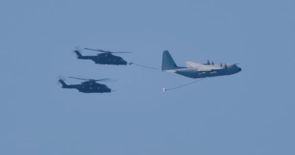 Militaire zware helikopter lucht naar lucht tanken — Stockvideo