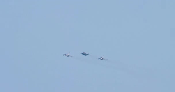 洛克希德 · 马丁F-35闪电隐形多功能战斗机飞行中 — 图库视频影像