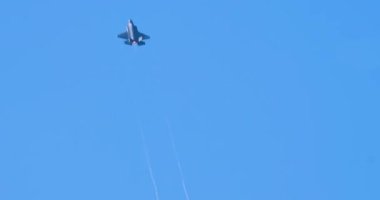 Lockheed Martin F-35 Şimşek, buhar izi olan gizli askeri jet.