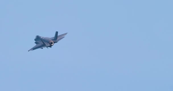 Avion à réaction militaire stealt gris moderne en montée verticale avec postcombustion complète — Video