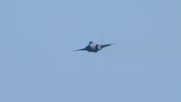 Lockheed Martin F-35 Lightning II gros plan pendant une passe basse — Video