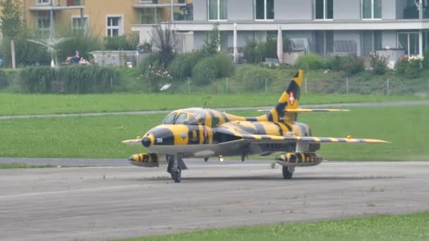 Hawker Hunter ex schweiziska flygvapnet i Tiger kamouflage lyfter — Stockvideo