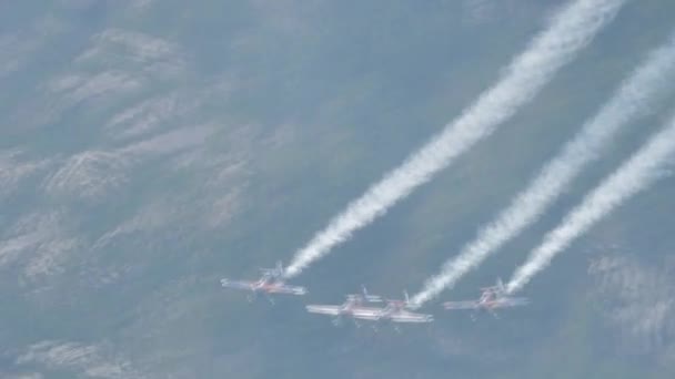 Formazione di quattro aeroplani acrobatici fare una performance airshow estrema — Video Stock