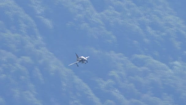 Twin asientos verde camuflaje guerra fría avión de combate en vuelo con tren de aterrizaje — Vídeo de stock