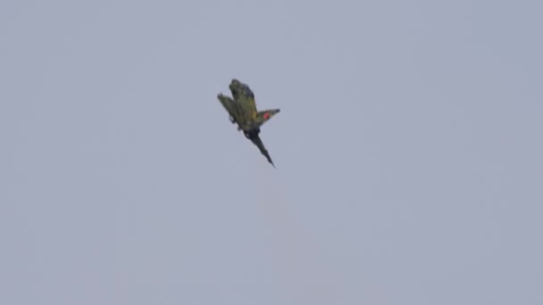 Saab 37 Viggen avión de combate sueco de la Fuerza Aérea despegar con post-quemador completo — Vídeos de Stock