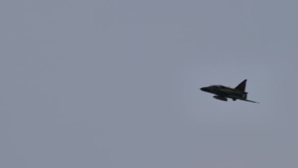 Saab 37 Viggen straaljager open het landingsgestel in vlucht in groene bergen — Stockvideo