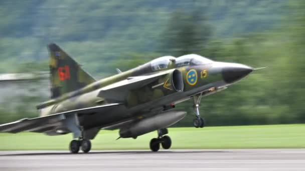 Groene mimetische camouflage gevechtsvliegtuigen landen met behulp van dynamische vertraging — Stockvideo