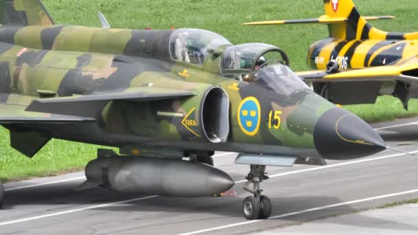 Nahaufnahme eines geparkten zweisitzigen Kampfjets Saab 37 Viggen in grüner Tarnung — Stockvideo