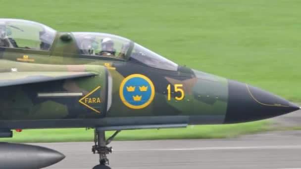 Primer plano del piloto del avión de combate Saab 37 Viggen de la Fuerza Aérea Sueca en rodaje — Vídeo de stock