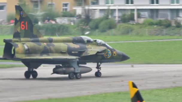 Vista de cerca de un Saab 37 Viggen mimético verde aviones militares suecos taxiing — Vídeo de stock