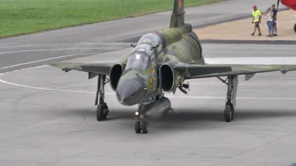 Icónico Saab 37 Viggen miméticos asientos gemelos avión de combate primer plano mientras que el aparcamiento — Vídeos de Stock