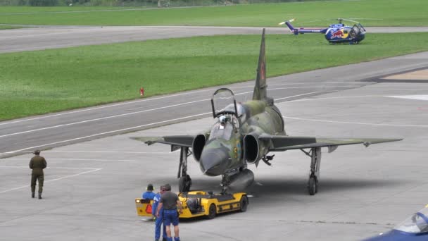 Saab 37 Viggen Fuerza Aérea Sueca Guerra Fría Aviones de reacción militares empujados hacia atrás — Vídeos de Stock