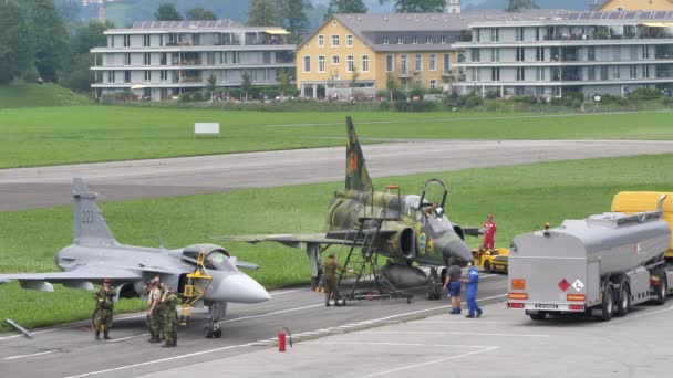 Rifornimento di jet da combattimento dell'aeronautica svedese parcheggiati — Video Stock