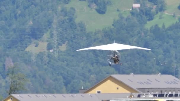 Christian Moullec berühmter französischer Vogelmann im Flug mit seinem Ultraleichtflugzeug und seinen Vögeln — Stockvideo