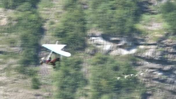 Nahaufnahme von Moullec-Ultraleichtflugzeug mit einem Schwarm wandernder Gänse — Stockvideo