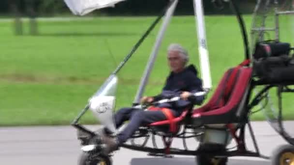 Moullec célèbre ornithologue français saluant à l'arrière un vol avec ses oiseaux rares — Video