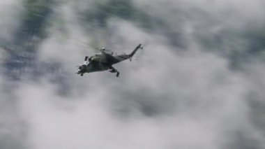 Sovyet SSCB 'den askeri saldırı helikopteri. Soğuk savaş uçuşu.