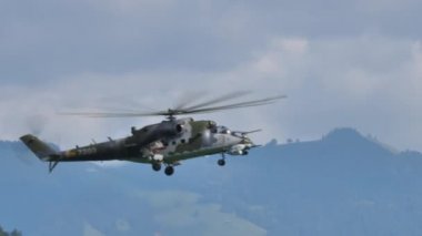 Etkileyici büyük soğuk savaş dönemi Rus askeri helikopteri düşük hızda uçuyor.