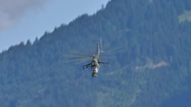 Sovjet vuurschip helikopter Mil Mi-24 Hind in de vlucht in een blauwe bewolkte lucht — Stockvideo