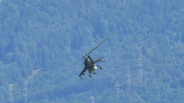 Mil Mi-24 Hind ruský vojenský dělostřelecký útok a vojenský transportní vrtulník — Stock video