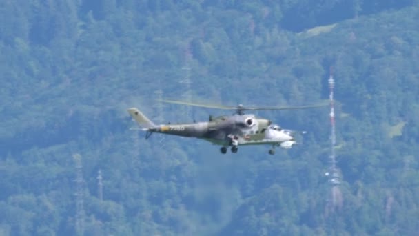 Gunship helikopter in zweven touren rond om het gebied te controleren — Stockvideo