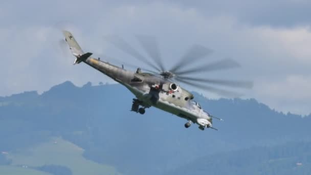 Militär attack helikopter gör full varv skur hoten på marken — Stockvideo